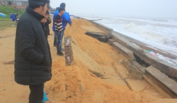 Kè biển 62 tỷ đồng bị sóng đánh hư hỏng, đe dọa 800 hộ dân