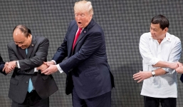 Khoảnh khắc vui nhộn: Trump bối rối, loay hoay với kiểu bắt tay ASEAN