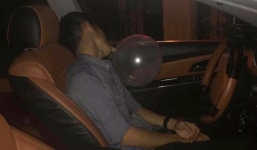 Phê bóng cười, tài xế ô tô tông liên tiếp vào 5 xe máy