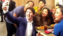 Thủ tướng Canada gây sốt khi bất ngờ đi mua gà rán ở Philippines