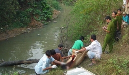 Thanh niên chết bất thường trong chòi, trên cơ thể có đầu đạn