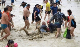 600 người quần thảo dưới đầm lầy, săn bắt, giành giật hơn 3000 con cá