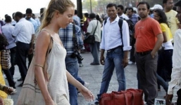 Hai mẹ con phải nhảy khỏi đoàn tàu đang chạy vì bị hơn chục gã đàn ông tấn công tình dục