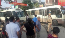 Hai tài xế xe khách hỗn chiến giữa đường, người dân hoảng sợ chạy toán loạn