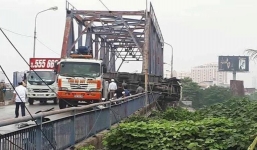 Ô tô tải nổ lốp lật trên cầu, 2 mẹ con thương vong