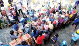 Danh sách những cán bộ nhận quà cứu trợ lũ lụt của dân nghèo