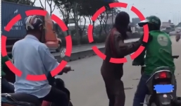 Tài xế xe ôm đuổi bắt khách đi bộ vì đi Grab trong địa bàn