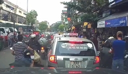 Kẻ trộm thản nhiên áp sát xe máy rạch túi, móc đồ giữa Hà Nội