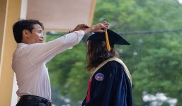 Xúc động trước câu chuyện về bức ảnh cha và con gái trong mưa