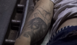 Nam thanh niên có hình xăm mặt quỷ trên tay chết trong tư thế treo cổ giữa cầu