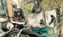 Bất lực nhìn tài xế cháy đen trong cabin sau vụ tai nạn