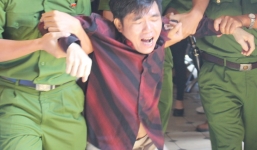 Nghe tòa tuyên án, bị cáo ép vợ con uống thuốc sâu 'náo loạn' vành móng ngựa