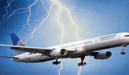 Máy bay Boeing 777 vừa cất cánh bất ngờ bị sét đánh gây sốc ở Hà Lan