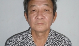 Ông chủ dí súng vào người nữ công nhân, dọa bắn