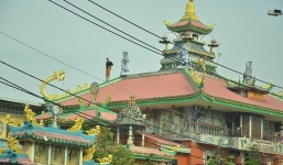 Sài Gòn: Thanh niên nghi ngáo đá cố thủ suốt 5 tiếng trên nóc chùa