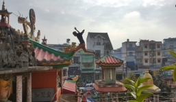 Thanh niên ngáo đá trèo lên nóc chùa nhảy múa: Đã có kết quả xét nghiệm HIV