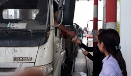 Tài xế đồng loạt dùng tiền lẻ mua vé qua trạm BOT ở Bình Định