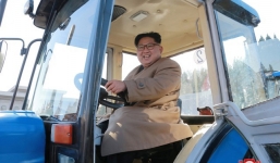 Tự lái máy kéo, ông Kim Jong -un kêu gọi Triều Tiên tự lực cánh sinh