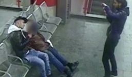 Chụp ảnh với người đang ngủ rồi châm lửa đốt