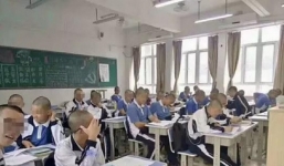 Lạ đời trường học cạo trọc đầu tất cả nam sinh