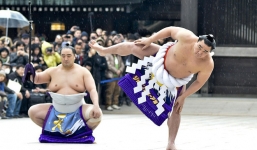Huyền thoại Sumo Nhật Bản nổi nóng, đánh vỡ sọ đồng nghiệp bằng chai bia