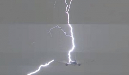 Máy bay Boeing 777 bị sét đánh kinh hoàng ở Hà Lan