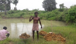 Dân làng bật cười khi thấy cậu bé cặm cụi đào đất, 27 năm sau ai nấy đều phải thán phục