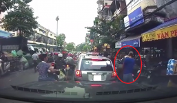 Người đi đường dửng dưng nhìn nam thanh niên ngang nhiên rạch túi, móc đồ giữa phố