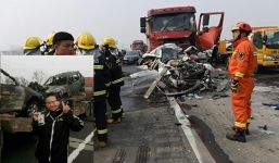 Tươi cười chụp ảnh ở hiện trường tai nạn thảm khốc, nữ phóng viên bị sa thải