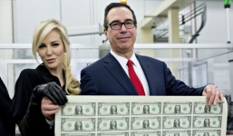 Bức ảnh gây bão mạng của vợ chồng Bộ trưởng Tài chính Mỹ