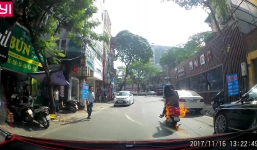 Xe đang đi bốc cháy ngùn ngụt, 2 cô gái 'bỏ của chạy lấy người'