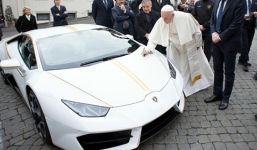 Được tặng siêu xe Lamborghini, Giáo hoàng mang bán đầu giá gây quỹ từ thiện