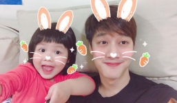 Màn đối đáp lém lỉnh giữa bố và cô con gái 2 tuổi khiến người xem đầy thích thú