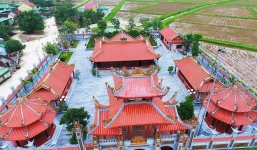 Cận cảnh nhà thờ họ hơn trăm tỷ đồng với nhiều vật dụng dát vàng từ góc quay flycam