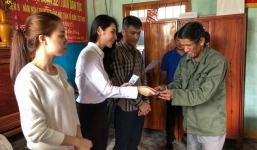 Vợ chồng Công Vinh - Thủy Tiên trao tặng hơn nửa tỷ đồng cho bà con vùng lũ