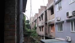 Nhiều kim tiêm dính máu bị vứt tràn lan trong khu biệt thự tiền tỷ ở Hà Nội