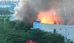 Căn nhà chứa hàng chục bình gas bốc cháy ngùn ngụt, dân cư náo loạn vì tiếng nổ