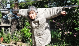 Bức ảnh cụ bà treo mình lên dây phơi và sự thật khiến dân mạng 'ngã ngửa'