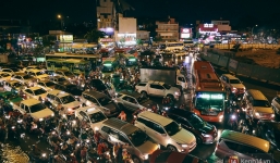 Sài Gòn mưa lớn trước bão số 14, cửa ngõ sân bay Tân Sơn Nhất kẹt xe kinh hoàng