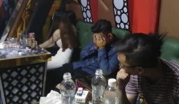 Bắt quả tang 7 cô gái sử dụng ma túy trong phòng hát