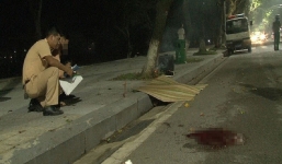 Lao xe máy lên vỉa hè, đôi nam nữ không đội mũ bảo hiểm tử vong