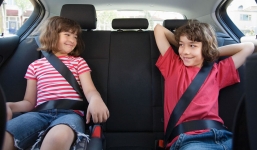 Từ 1/1/2018: Ngồi trên ô tô không thắt dây an toàn sẽ bị phạt tiền