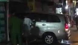 Hà Nội: 'Ma men' lái xe Innova tông thẳng vào nhà hàng xóm lúc nửa đêm