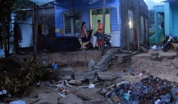 Nhiều người dân Đà Nẵng sống thấp thỏm trong những ngôi nhà bị sóng biển “ăn” đến tận vách