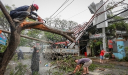 Hình ảnh TP.HCM ngổn ngang sau cơn 'cuồng phong'