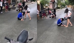 Nữ thiếu niên cầm mũ bảo hiểm đập tới tấp vào đầu bạn ngay giữa đường
