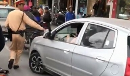 Bị CSGT dừng xe, nữ tài xế tăng ga bỏ chạy, lớn tiếng quát 'Tránh ra, tao đang bận'
