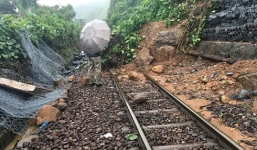 Đường sắt Bắc - Nam tê liệt hoàn toàn do sạt lở nghiêm trọng tại đèo Hải Vân