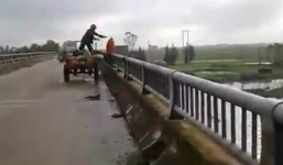 Người đàn ông gây phẫn nộ khi ngang nhiên ném cả công nông rác xuống sông