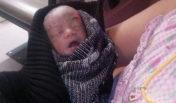 Bé sơ sinh còn nguyên dây rốn bị bỏ ở túi rác vứt bên đường